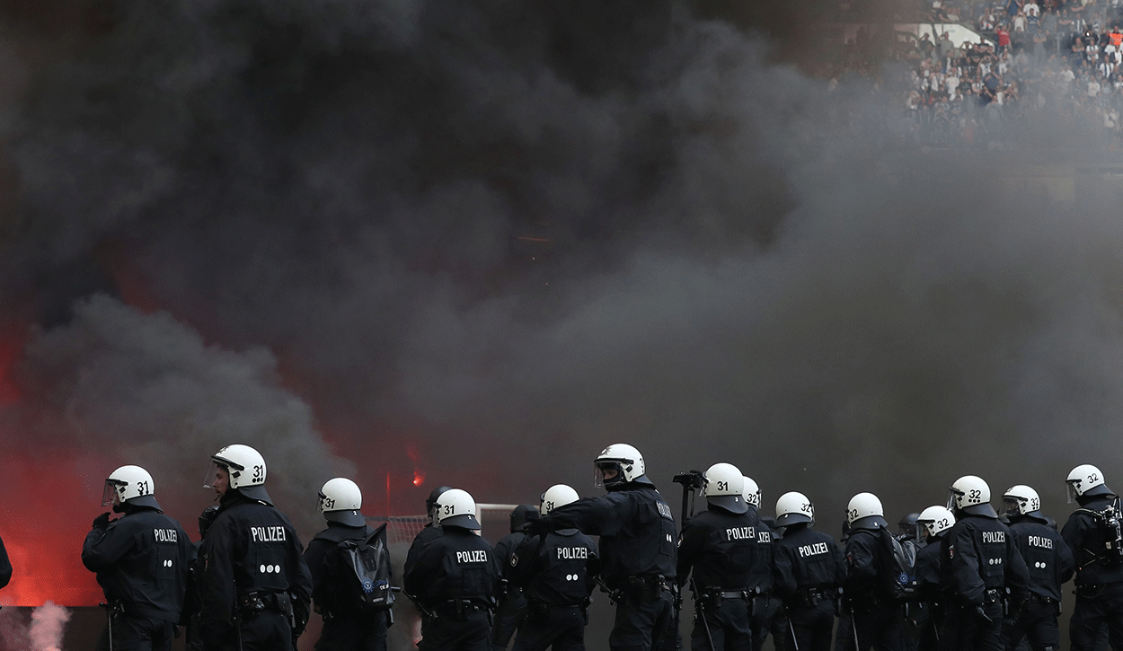 News estere – Invasione violenta dei tifosi, gara sospesa in Slovacchia